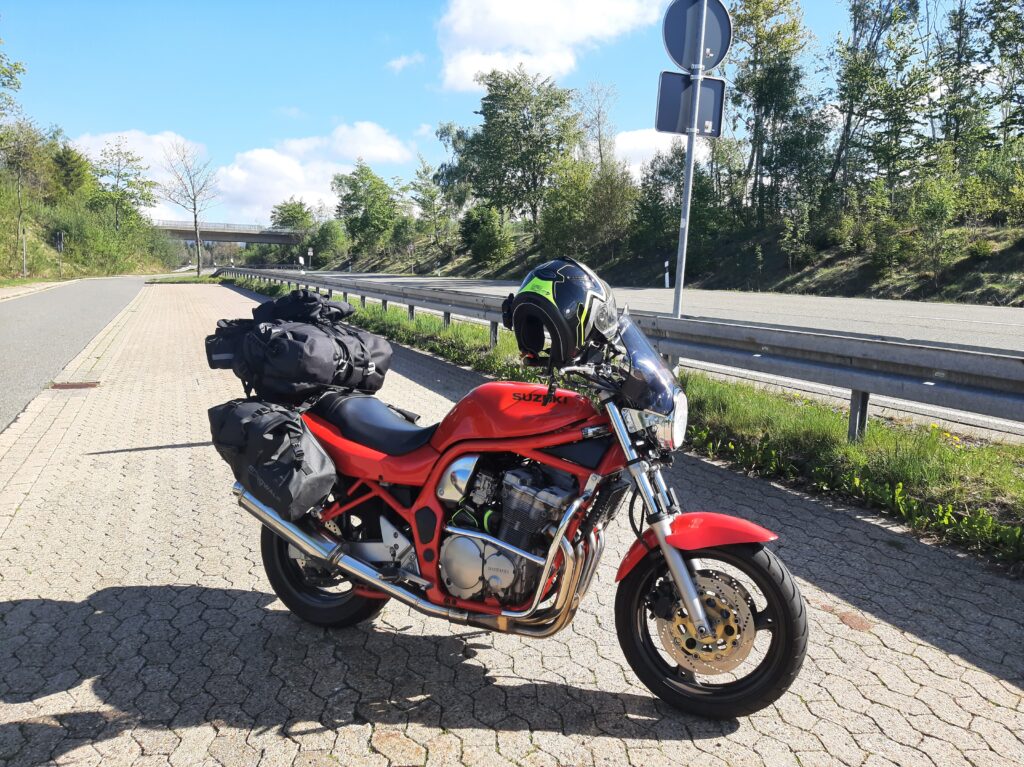 Suzuki "Bandit", mit Gepäck bei schönsten aber noch kalten Temperaturen (4°)