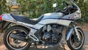Rechte Gesamtansicht der Yamaha XJ600 in Silber/Weiss