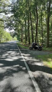 nur wenige Verkehr auf der Landstraße