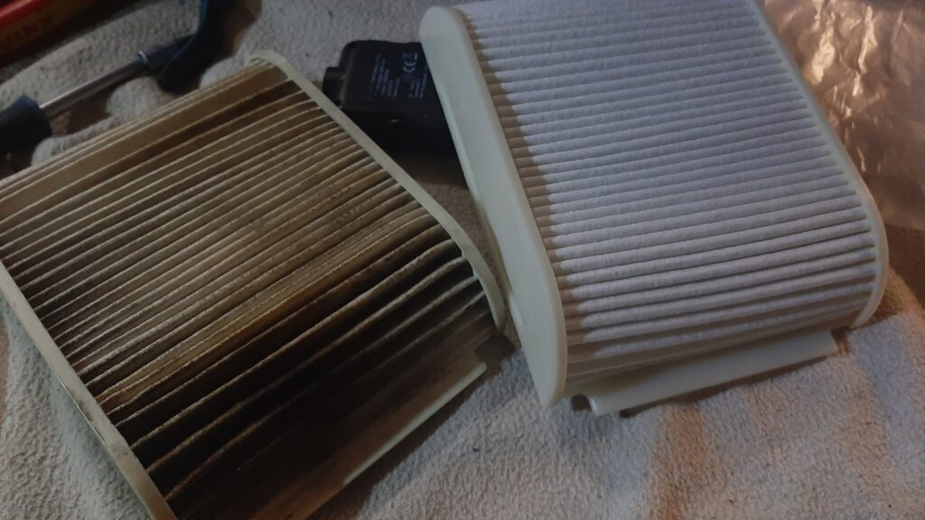 Zwei Luftfilter, links alt, rechts neu - im Vergleich.